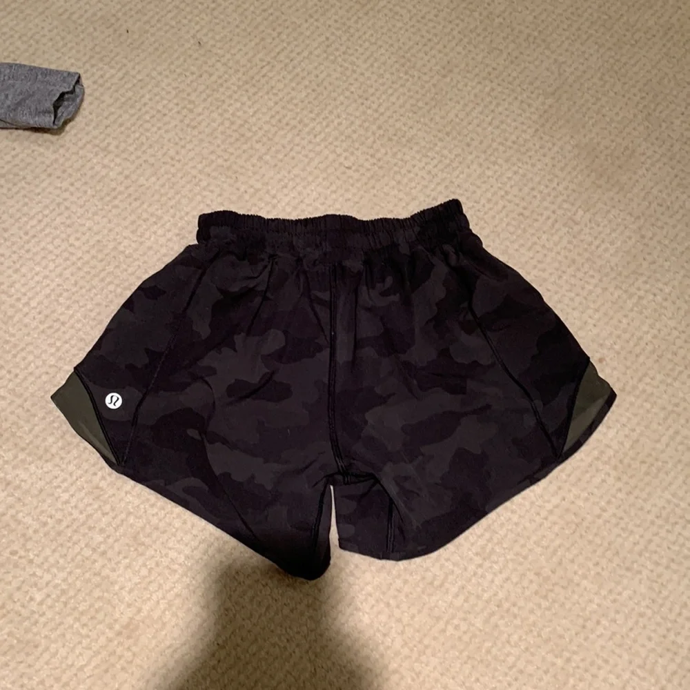 Lululemon Hotty Hot 4 inch LR shorts, Size 2 - Picture 2 of 2